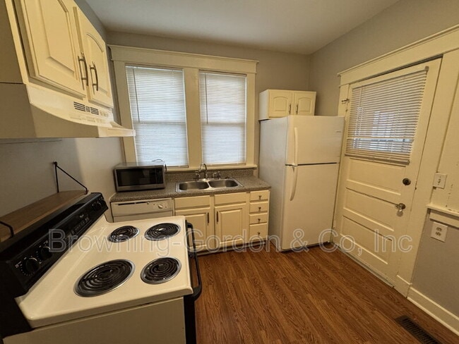 Building Photo - 1806 15th Ave S