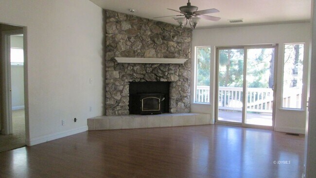 Building Photo - 3 bedroom Rental with garage