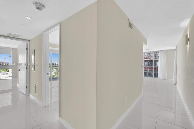 Building Photo - 9901 E Bay Harbor Dr