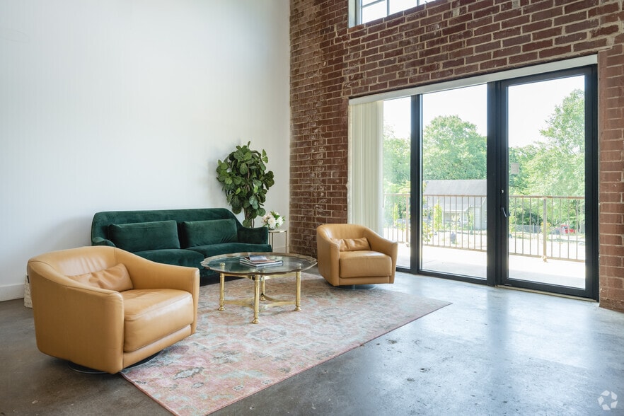 3BR, 3BA - 1,660SF - Living Room - Greer Mill