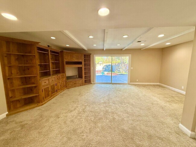 Building Photo - MUST SEE 6 BEDROOM 3 BATH HOUSE - SOUTH TO...