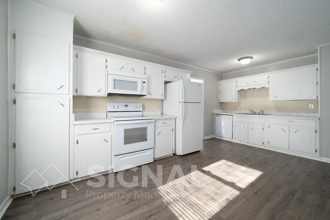 Building Photo - 2425 Circle Dr