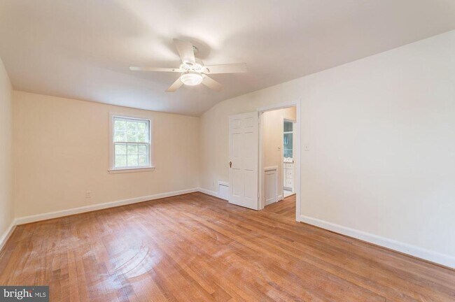 Building Photo - 1239 S Oakcrest Rd
