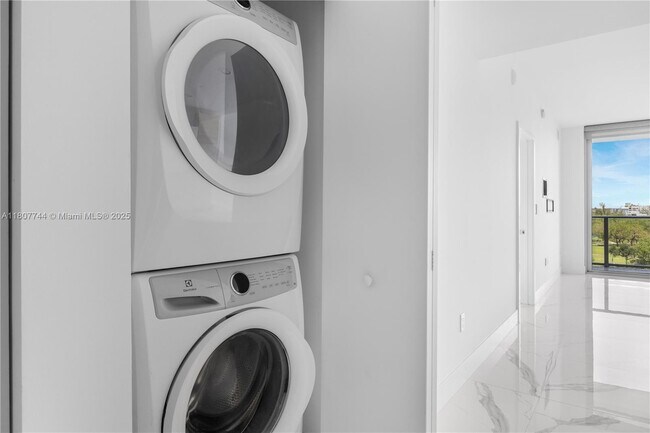 Building Photo - 16385 Biscayne Blvd