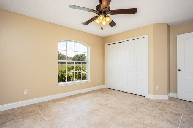 Building Photo - Leesburg 3/2 with Split Bedroom and Covered Back Patio