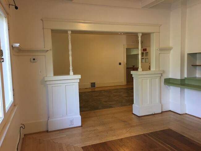 Building Photo - 6 Bedroom House near Downtown and Universi...