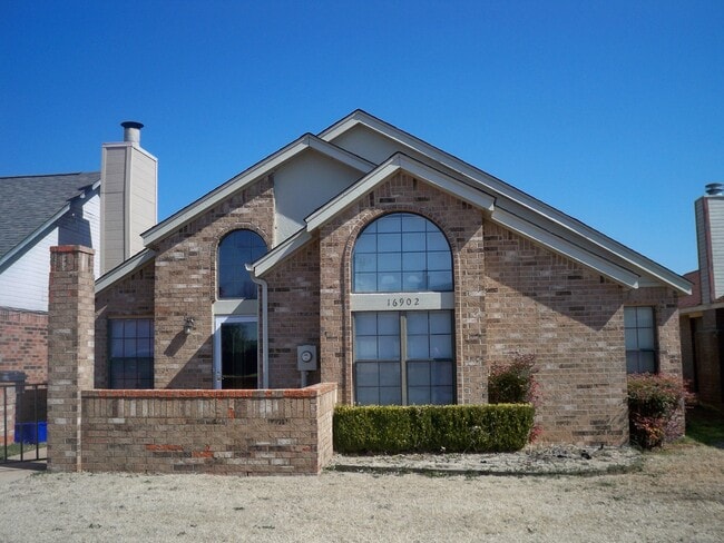 Building Photo - 3 bedroom, 2 bath 2 car garage home for re...