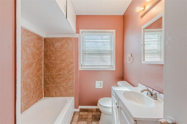 Building Photo - 600 NE 11th St