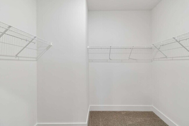 Building Photo - "Charming 3-Bed Townhouse Retreat with 2.5 Baths in Hendersonville's Heart!"