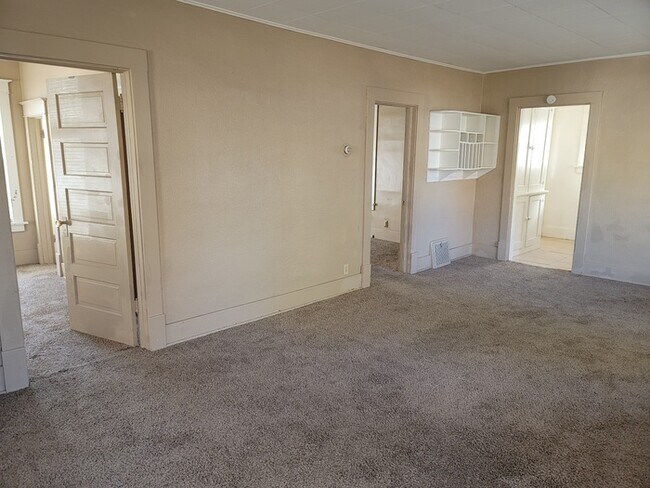 Building Photo - Two bedroom one bathroom w/double garage