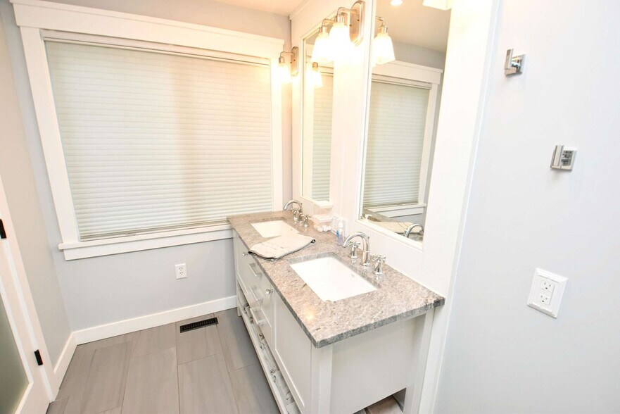 Building Photo - 1012 N Lawrence St