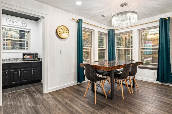 Building Photo - 211 Lakeshore Dr