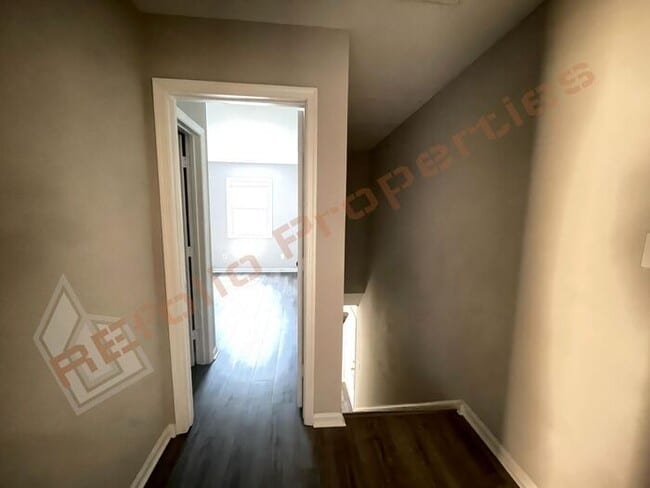 Building Photo - Carpetless 2 BD 2.5 Bath 2 Story Quadplex ...