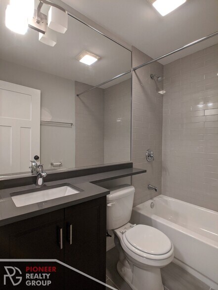 Building Photo - 542 W Surf St