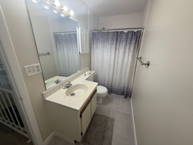 Building Photo - Family Friendly 3 Bedroom Townhome Style C...