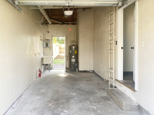 Building Photo - Remodeled 4-Plex Apartment - Attached Garage - Large Fenced Yard