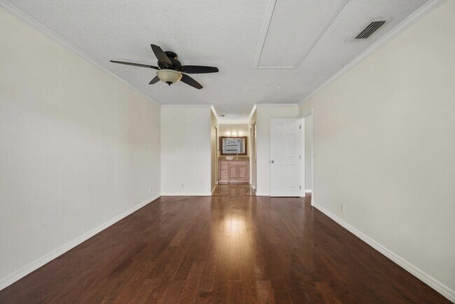 Building Photo - 402 Lakewood Ct