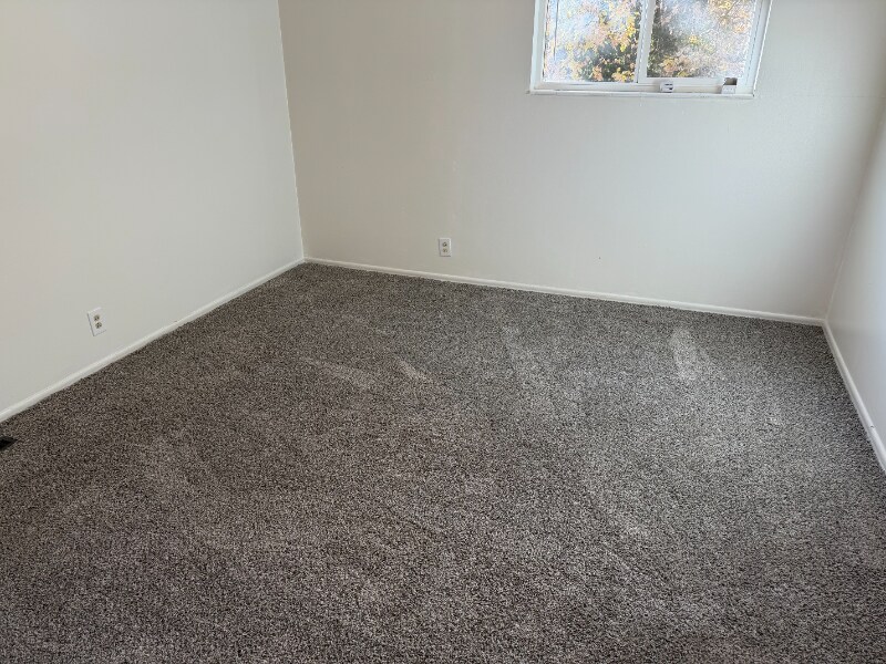 Building Photo - 831 E Stratford Ave