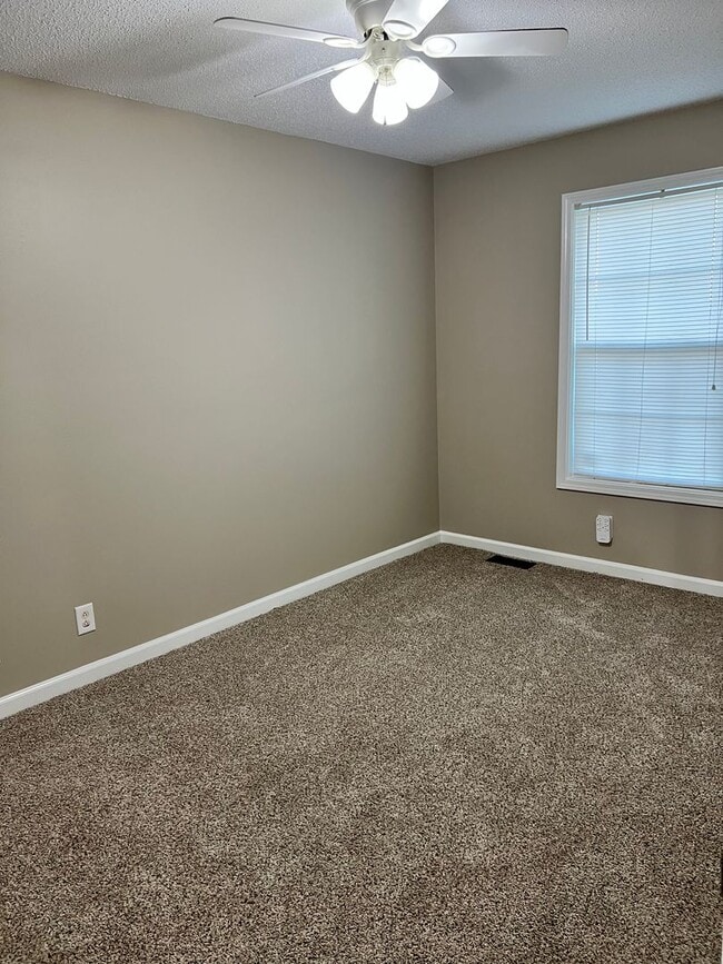 Building Photo - Three Bedroom in Oak Grove