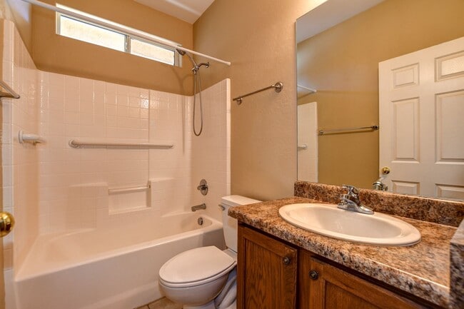 Building Photo - Beautiful 2 bed + den, 2 bath townhome in ...