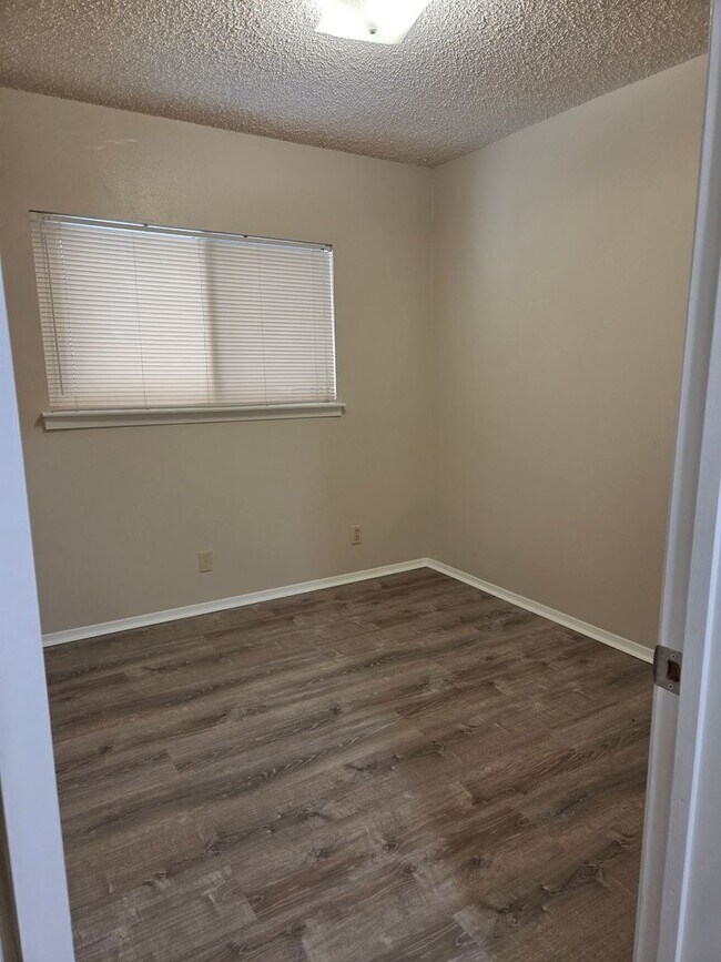 Building Photo - Spacious 4 Bedroom Ranch