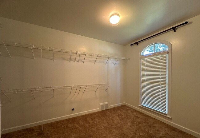 Building Photo - 10135 Ridgewood Oak Dr