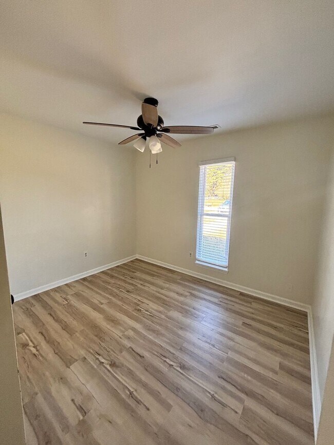 Building Photo - Newly Updated 2 bedroom Home