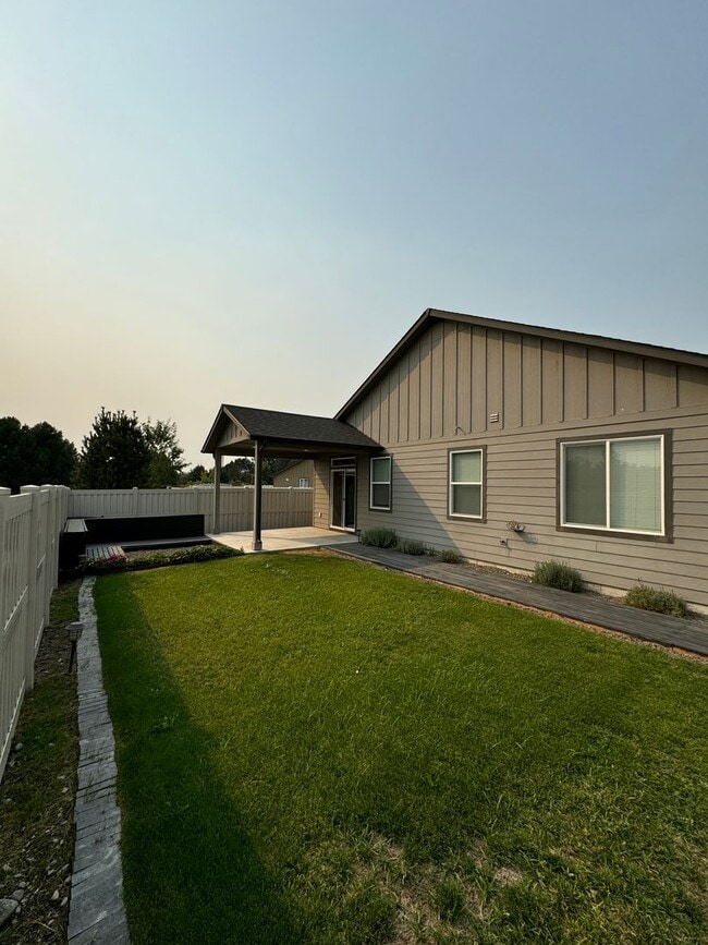 Building Photo - Charming 3-bedroom, 2-bathroom home locate...