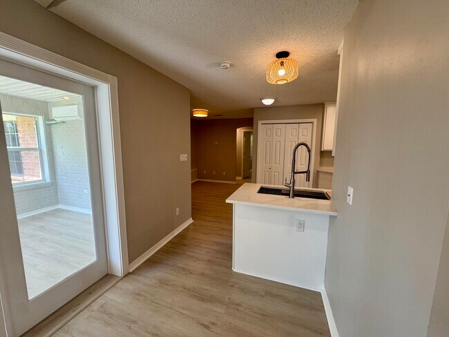 Building Photo - 529 Long Lake Dr