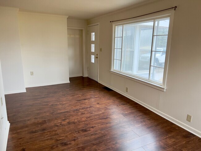 Living Room - 4705 Ardmore Ave