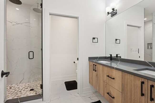 Building Photo - 4119 N Ashland Ave