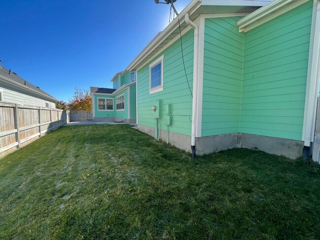 Building Photo - Beautiful 5 Bedroom Home in Daybreak