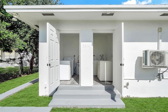 Building Photo - 2212 Roosevelt St