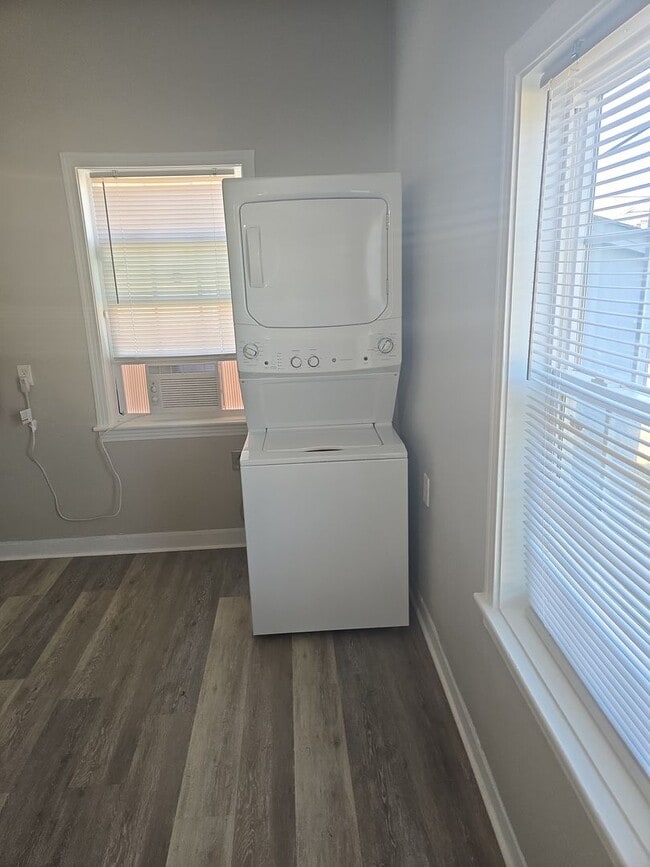 Building Photo - 1949-1949 8th St