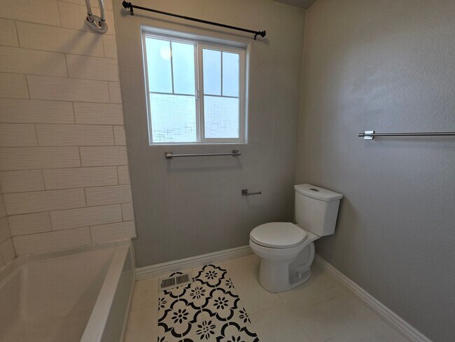 Building Photo - Stunning 3 Bed 3 Bath Home Near Stetson Hills!!