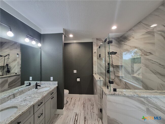 Building Photo - 427 Primrose Path
