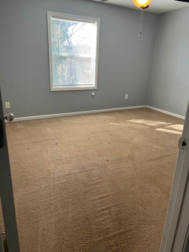 Building Photo - 43 Finch Dr SE