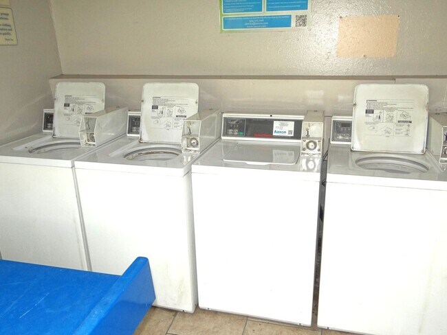 Building Photo - 1/1 condo in the heart of Clearwater - Mov...