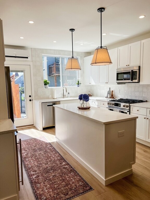 Building Photo - 285 W 5th St