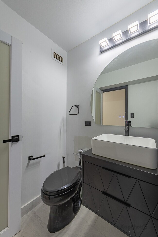 Building Photo - 7337 S South Shore Dr