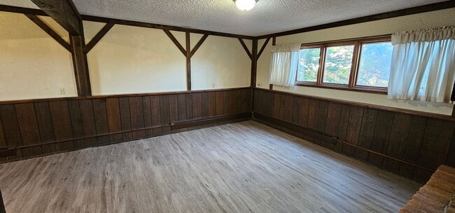 Building Photo - Newly Renovated 3Bed/2Bath Home Now Availa...