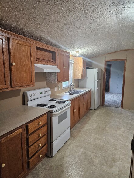 Building Photo - 910 Roach Rd