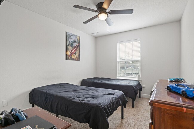 Building Photo - Stunning single-family 4bed/2.5 bath home