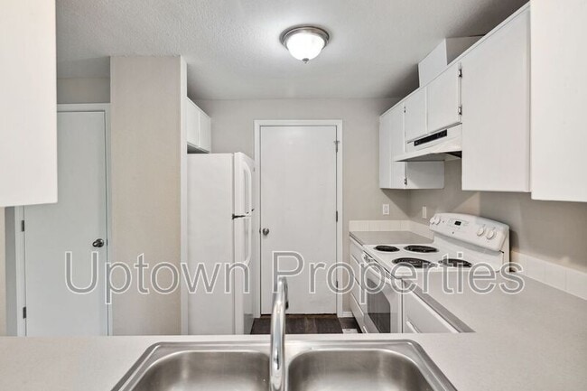 Building Photo - 6133-6135 SE Frances St.