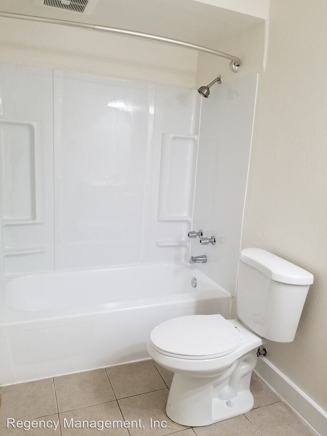 Building Photo - 704 N Broadway St