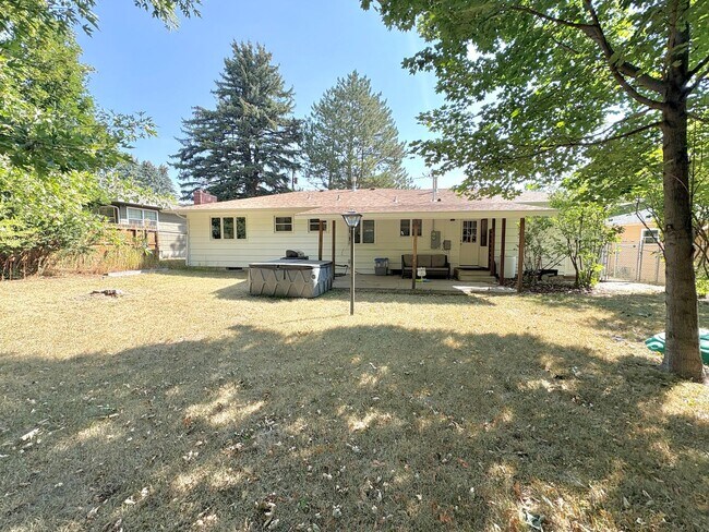 Building Photo - 5 bedroom 2 bath rental