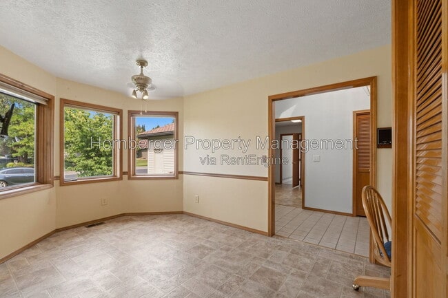 Building Photo - 9811 N Comanche Dr