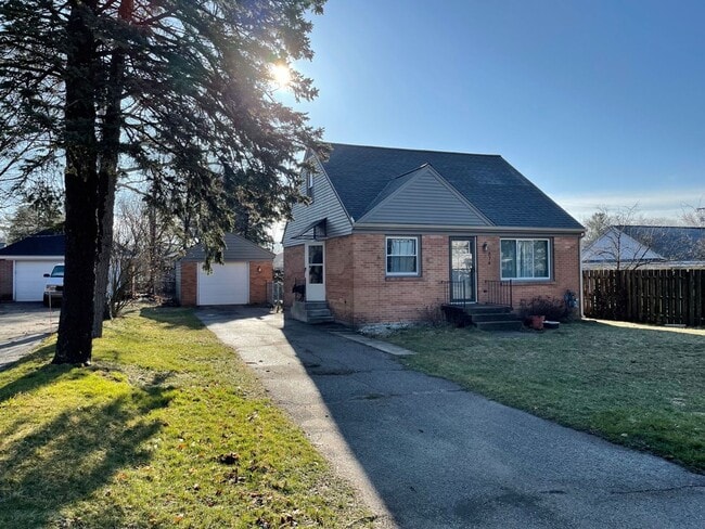Building Photo - Cute Cape Cod in Forest Hills