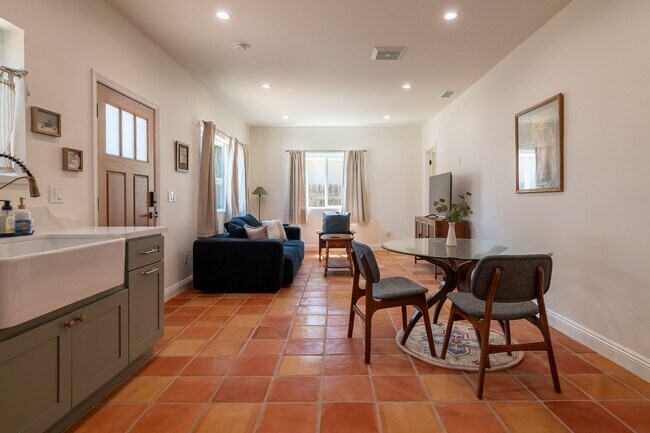 Building Photo - Contemporary New home in Monrovia