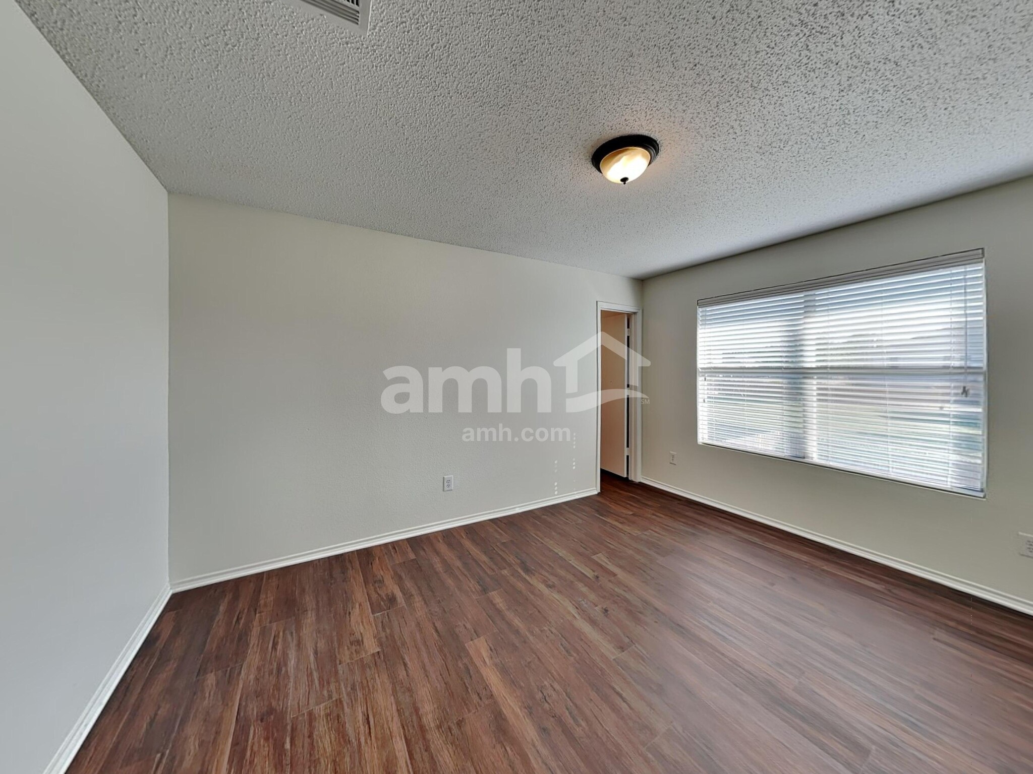 Building Photo - 945 Canary Dr